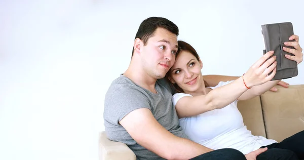 Jovem casal usando tablet digital em casa — Fotografia de Stock