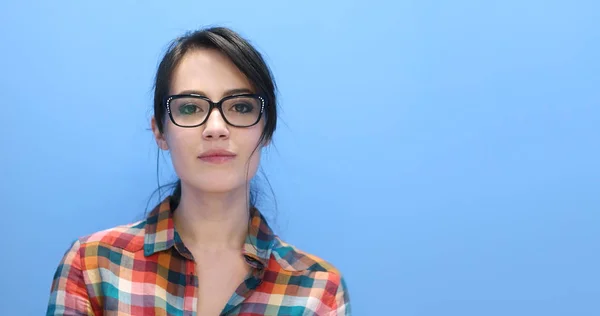 Mulher sorrindo vestindo em um par de óculos grandes — Fotografia de Stock