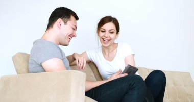 Evde dijital tablet kullanan genç çift