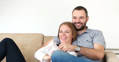 modern villa TV izlerken senoior Çift