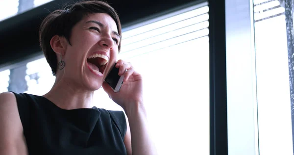 Business tjej tala på telefon — Stockfoto