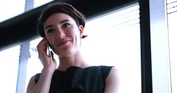 Business Girl parlant au téléphone — Photo