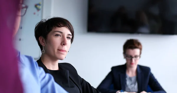 Grupo Empresarios Discutiendo Plan Negocios Oficina — Foto de Stock