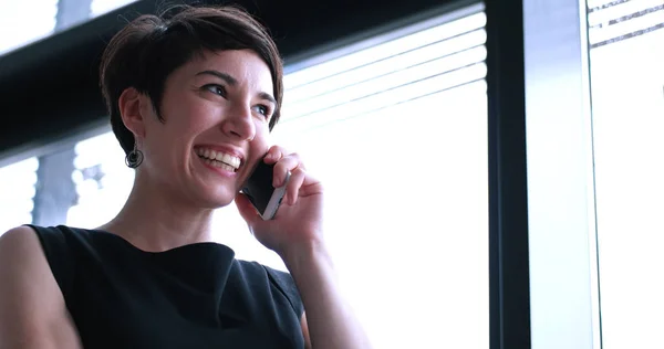 Business Girl speaking on phone — Stock Photo, Image