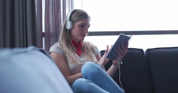 Mulher ouvindo música — Fotografia de Stock