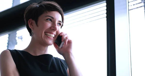 Business Girl speaking on phone — Stock Photo, Image