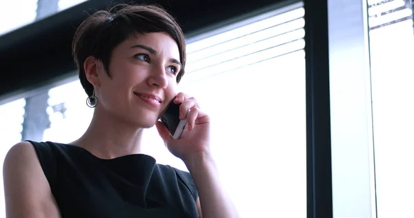 Business Girl speaking on phone — Stock Photo, Image