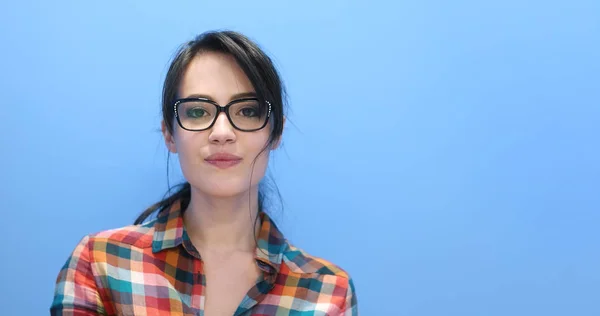 Mulher sorrindo vestindo em um par de óculos grandes — Fotografia de Stock