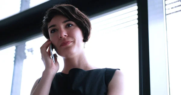 Business Girl falando por telefone — Fotografia de Stock