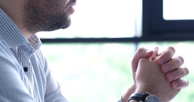 başlangıç ofiste genç işadamı