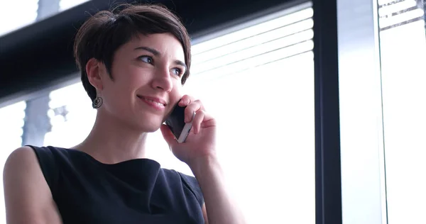 Business Girl falando por telefone — Fotografia de Stock