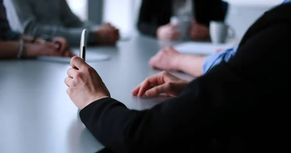 Gruppe Von Geschäftsleuten Diskutiert Businessplan Büro — Stockfoto