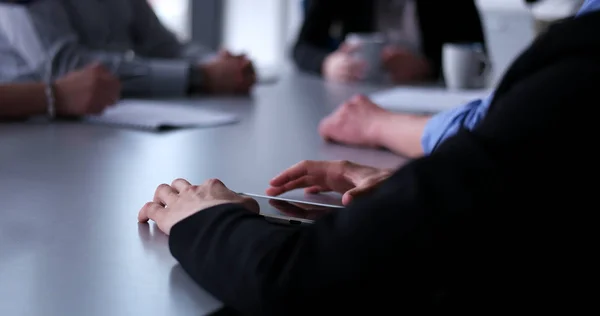 Gruppe Von Geschäftsleuten Diskutiert Businessplan Büro — Stockfoto