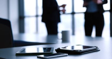 Tablet, cep telefonu ve fincan kahve busi ofiste