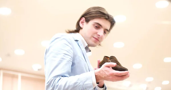 Man kiest schoenen bij schoenenwinkel — Stockfoto