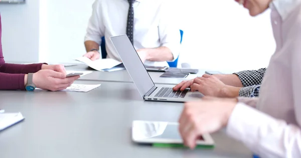 Geschäftspartner Treffen Sich Modernen Büro — Stockfoto