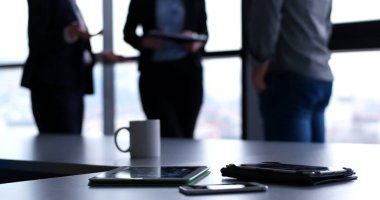 Tablet, cep telefonu ve fincan kahve Office 