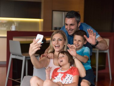 Aile evde eğleniyor.