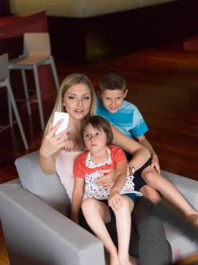 Aile evde eğleniyor.