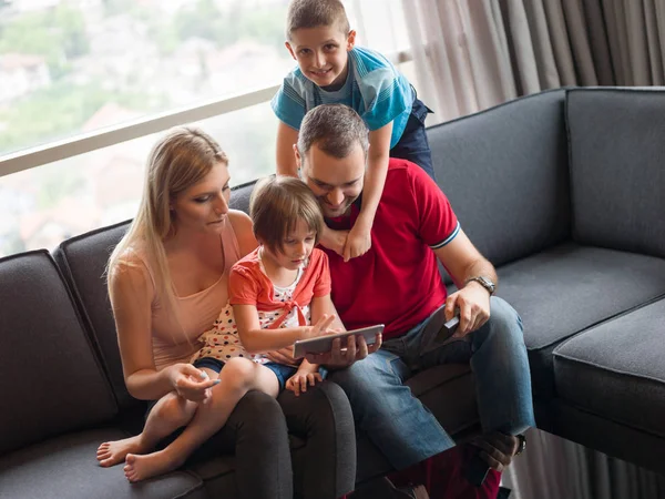 Jeune cuple passer du temps avec les enfants — Photo