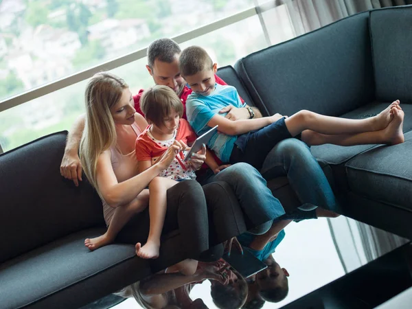 Jeune cuple passer du temps avec les enfants — Photo