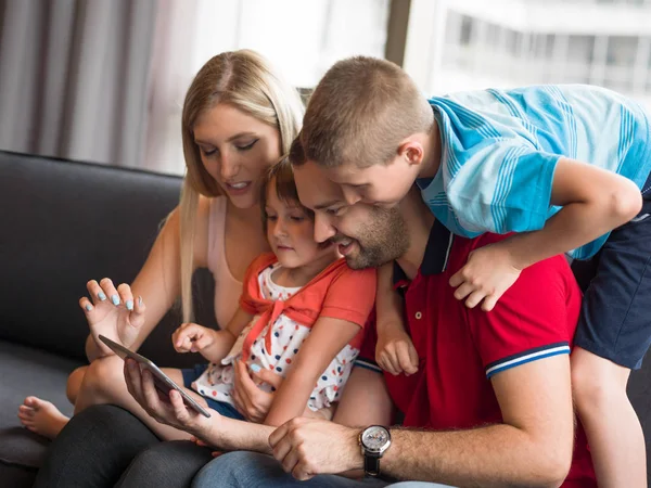 Jeune cuple passer du temps avec les enfants — Photo