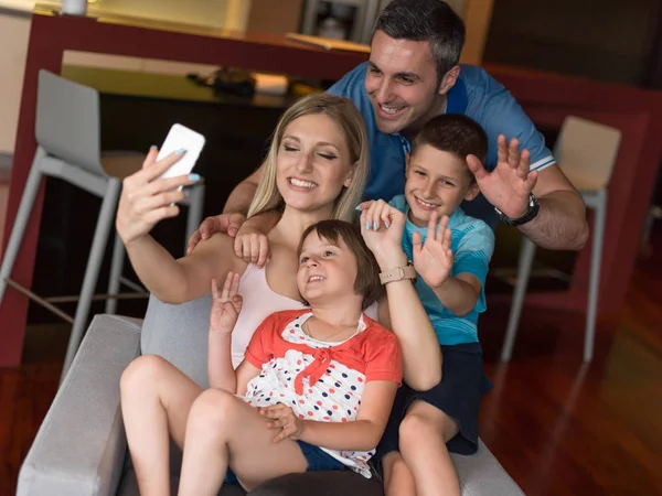 Familj att ha kul hemma — Stockfoto