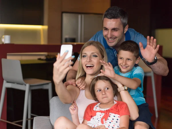 Familie hat Spaß zu Hause — Stockfoto