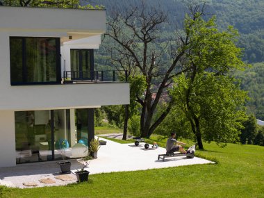 adam sabah egzersizleri yapıyor