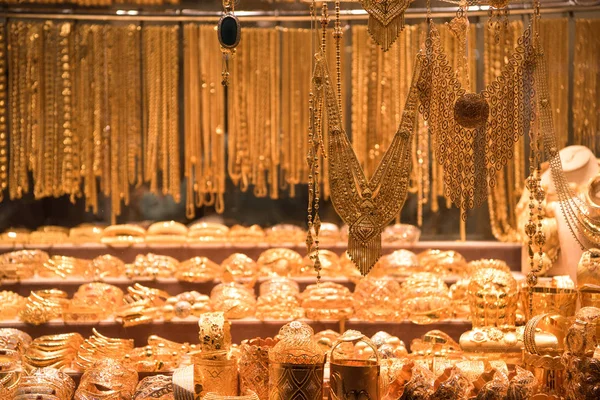 Jóias de ouro na vitrine da loja — Fotografia de Stock