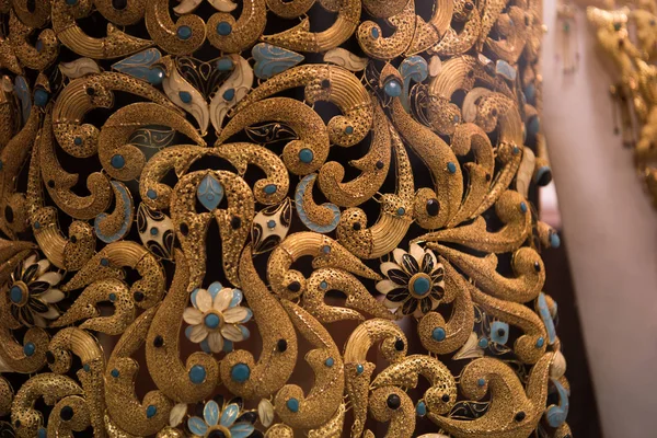 Gold jewelry in the shop window — Stock Photo, Image