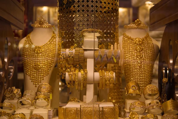 Χρυσά κοσμήματα στη βιτρίνα του καταστήματος — Φωτογραφία Αρχείου