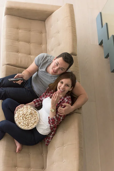 Jovem casal bonito desfrutando de tempo livre — Fotografia de Stock