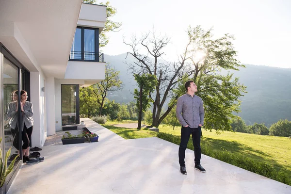 Homem na frente de sua casa de luxo villa — Fotografia de Stock