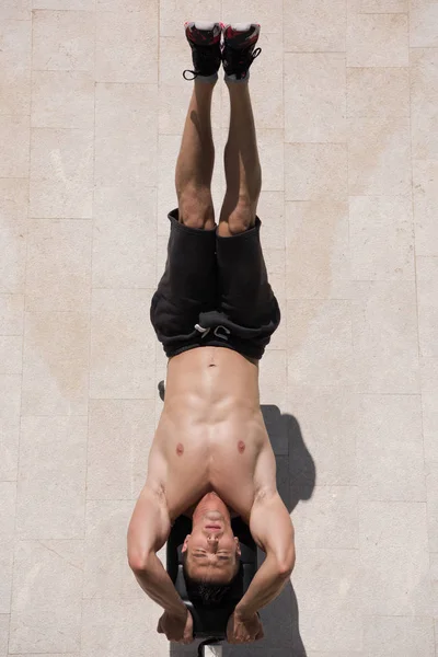 Homem fazendo exercícios matinais — Fotografia de Stock