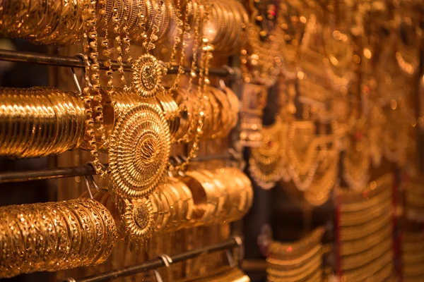 Gouden sieraden in de etalage — Stockfoto