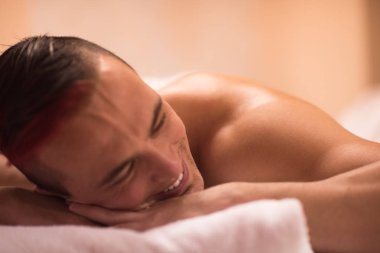 yakışıklı adam bir spa masaj merkezinde dinlenme