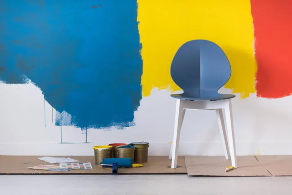 Sedia Vuota Attrezzature Pittura Fronte Alla Parete Colorata Sullo Sfondo — Foto Stock