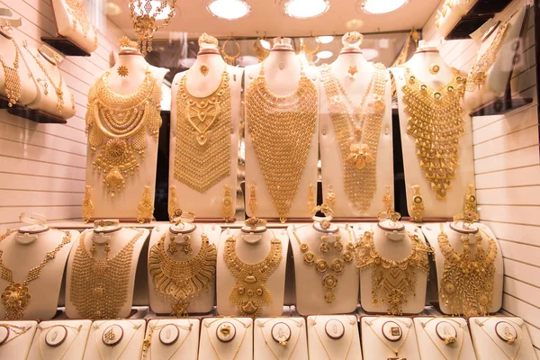 Biżuteria złota w oknie sklep — Zdjęcie stockowe