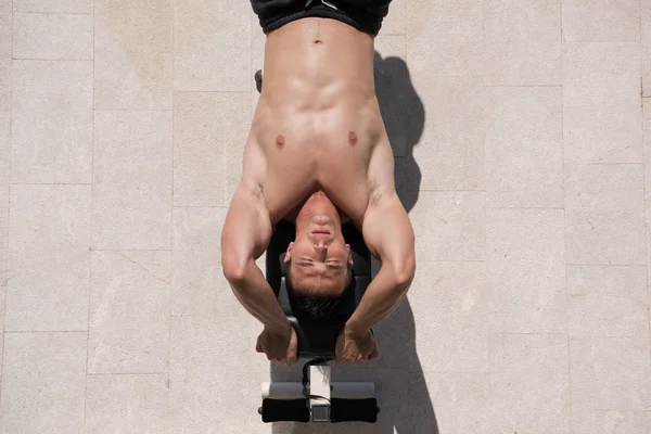 Homem fazendo exercícios matinais — Fotografia de Stock