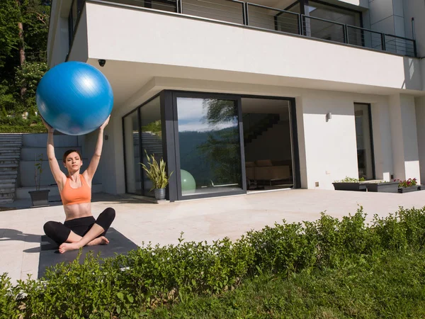 Femme faisant de l'exercice avec ballon pilates — Photo