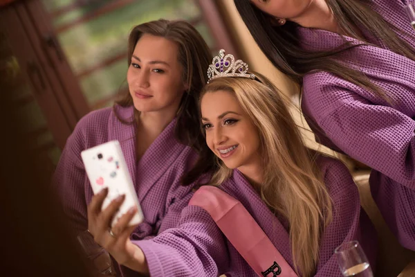 Meninas fazendo Selfy na despedida de solteira — Fotografia de Stock