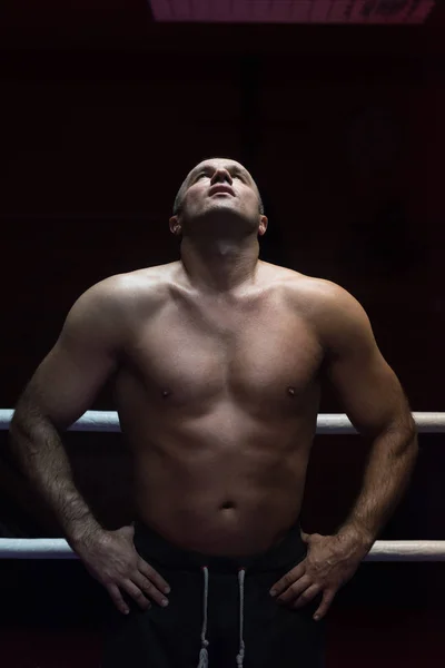 Portrét svalová profesionální kickboxer — Stock fotografie