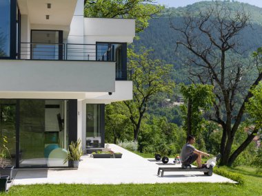 adam sabah egzersizleri yapıyor