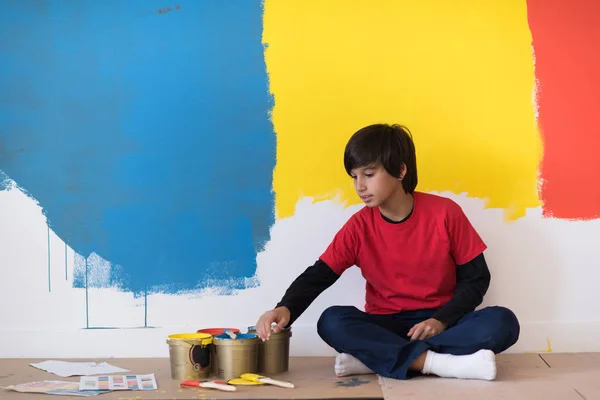 Jeune garçon peintre se reposant après avoir peint le mur — Photo