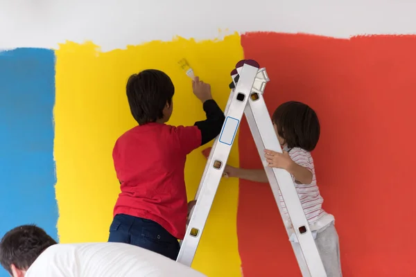 Duvar boyama çocuklar — Stok fotoğraf