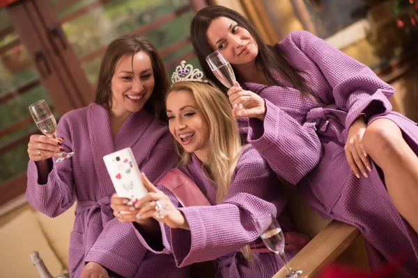 Ragazze che fanno Selfy sull'addio al nubilato — Foto Stock