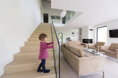 küçük kız ailesiyle modern oturma odasında sahiptir