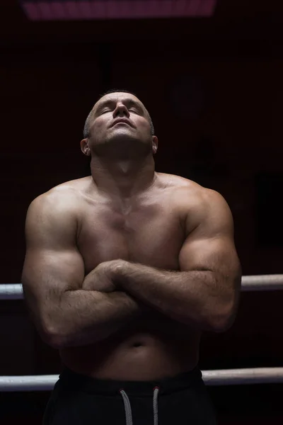 Retrato Kickboxer Profissional Muscular Com Seu Cinturão Campeonato Anel Treinamento — Fotografia de Stock