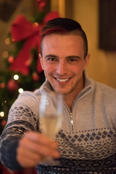 シャンパン グラスで幸せな若い男 — ストック写真